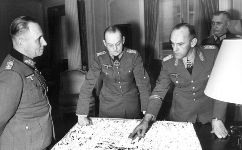Генерал-фельдмаршалы Герд фон Рундштедт и Эрвин Роммель во время дискуссии в Париже. 1943 г.