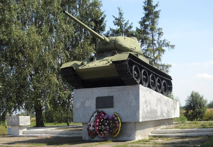 п. Монастырщина. Памятник-танк Т-34¸установленный в 1978 году в честь советских воинов. 