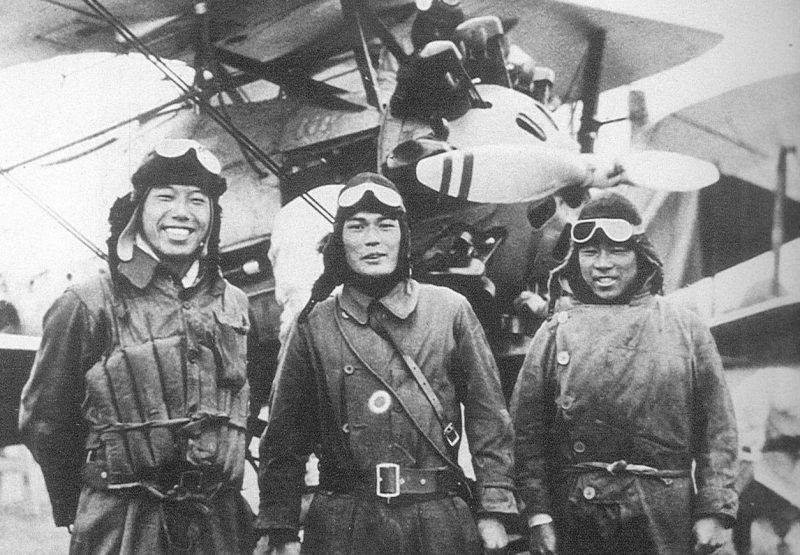 Пилоты японских истребителей, которые 22 февраля 1932 года одержали первую воздушную победу во время инцидента в Шанхае. Февраль 1932 г.
