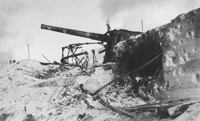 Одно из разбитых японских орудий. 