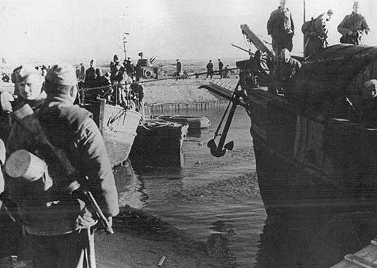 Подразделение советских десантников перед отплытием к берегам Керченского пролива.