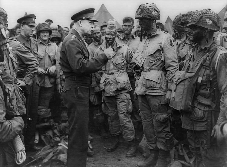 Эйзенхауэр среди солдат 502-го пехотного полка.