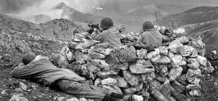 Солдаты «Дьявольской бригады» (1-й SSF) занимают позицию у Монте-ла-Дифенса.