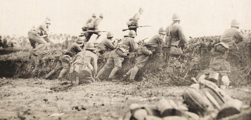 Японские солдаты перед атакой. Февраль 1932 г.