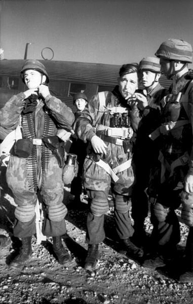 Немецкие десантники готовятся к вылету на Лерос.