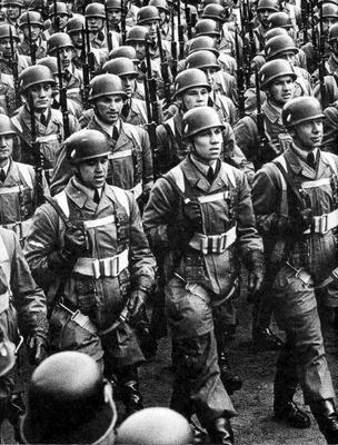 Немецкие десантники по прозвищу «Зеленые дьяволы», маршируют на параде. 1940 г.