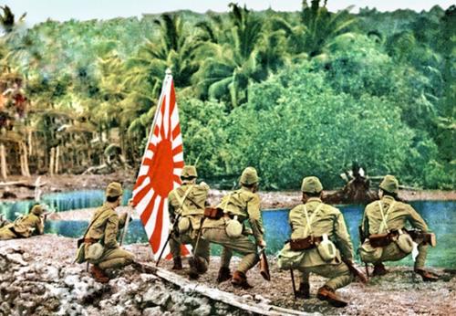 Японские солдаты военно-морского десанта «Куре» во время битвы на острове Таракан. Январь 1942 г.