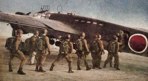 Посадка десантников в транспортный самолет для вторжения в Западный Тимор. Борнео, 1942 г.