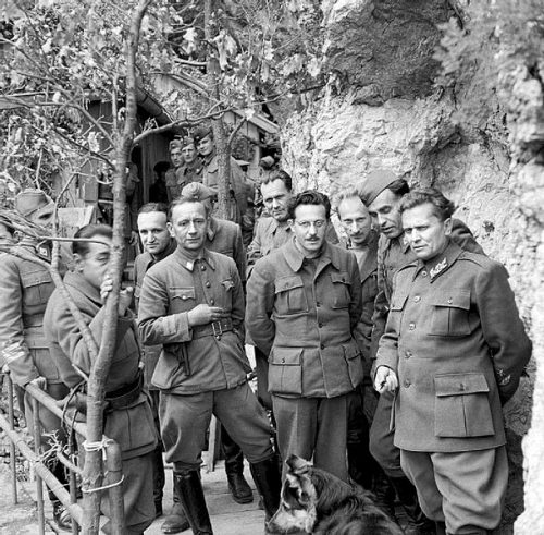 Иосип Броз Тито (первый справа) и его соратники в Дрваре. 14 мая 1944 г.