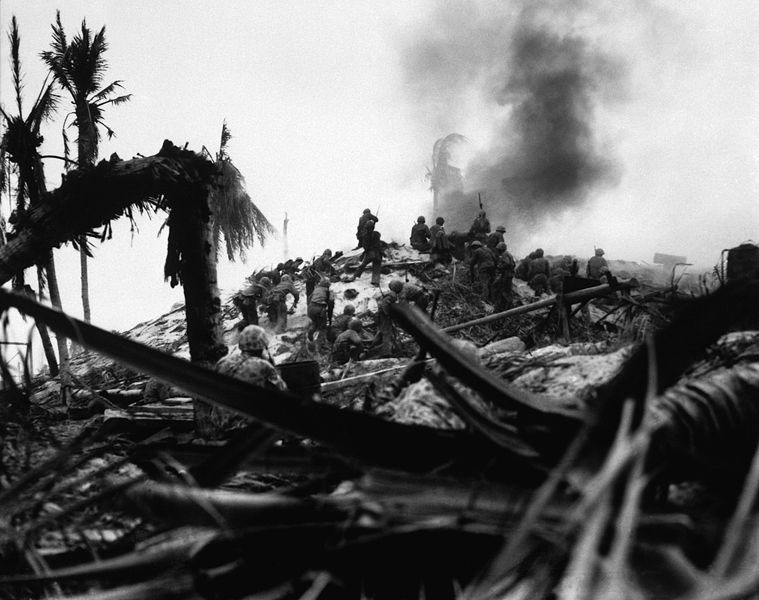 Морская пехота США атакует японское укрепление на Тараве. 