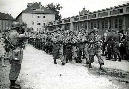 Немецкие десантники по прозвищу «Зеленые дьяволы», маршируют на параде. 1940 г.