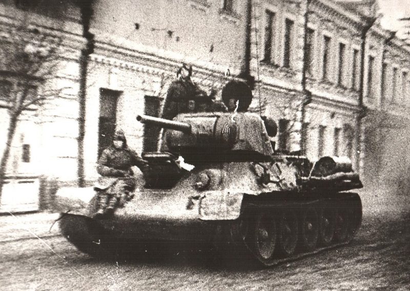 Танк 17 гв. танковой бригады, ворвавшийся в Речицу. Ноябрь 1943 г.