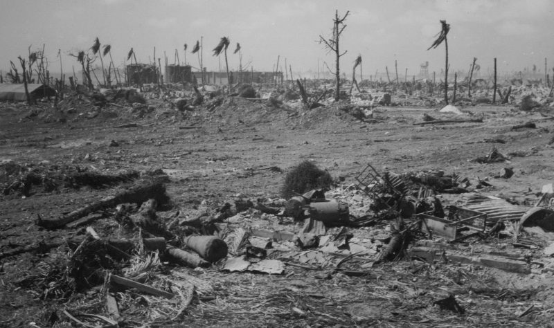 Вид острова Кваджалейн после американских бомбардировок.