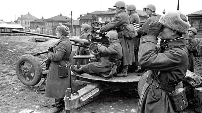 Советские войска в обороне.