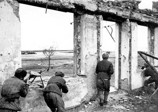 Бой советских десантников на окраине Керчи.