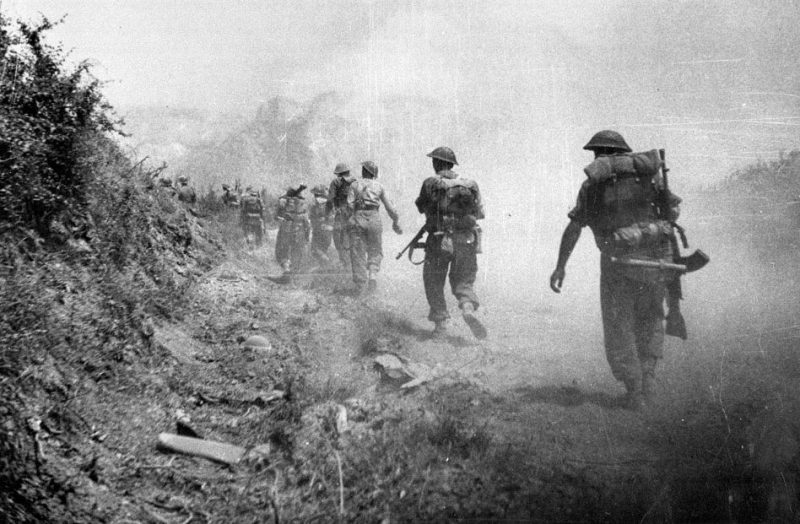 Британские войска продвигаются через дымовую завесу к Монастырскому холму в Кассино.