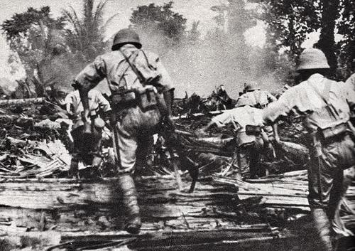 Солдаты японской армии вторгаются в Саламауа. Новая Гвинея, март 1942 г.