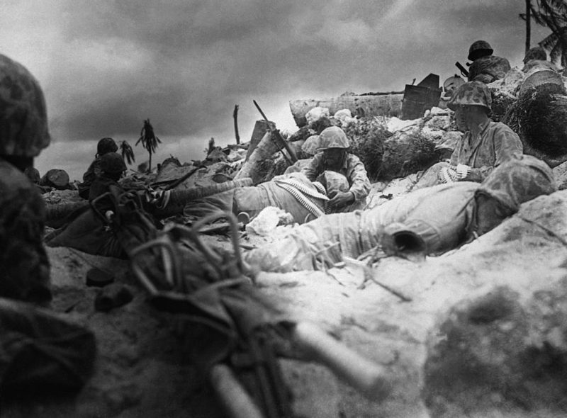 Американские морские пехотинцы «зажатые» на берегу.