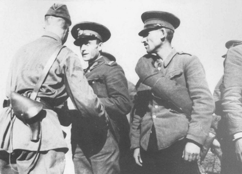 Советский офицер разоружает румынских жандармов. Июнь 1940 г. 