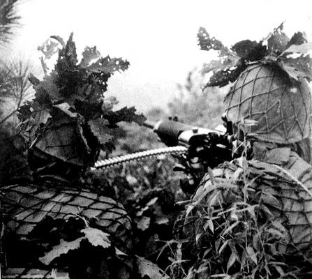 Расчет тяжелого пулемета типа 92 в лесах Новой Гвинее. 1942 г. 