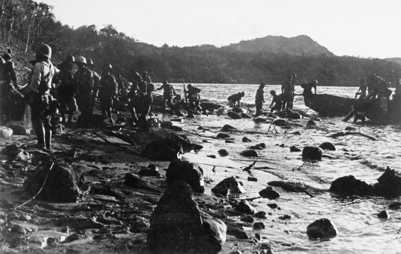 Японские солдаты высаживаются на остров Коррегидор. Май 1942 г.