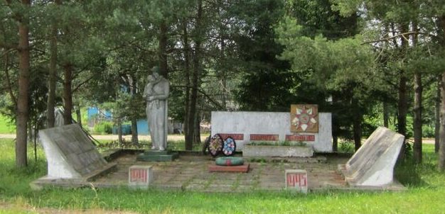д. Борода Демидовского р-на. Мемориал, установленный на братской могиле, в которой похоронено 10 советских воинов погибших в годы войны.