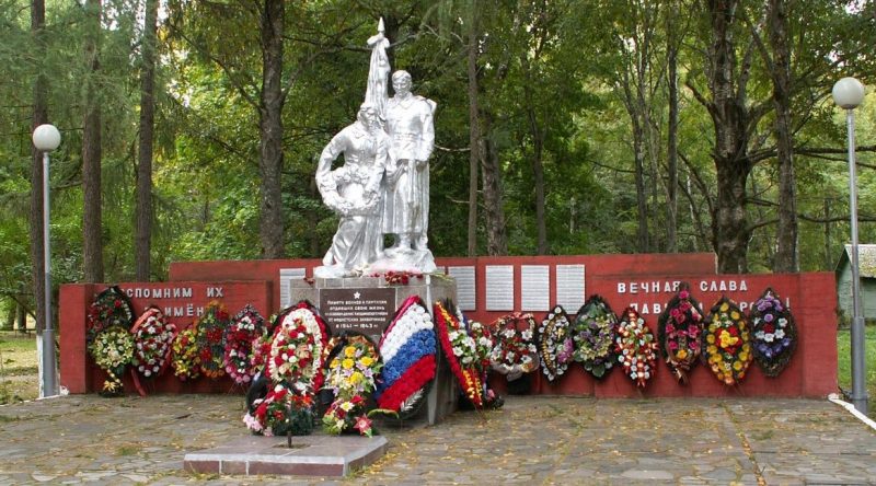 п. Кардымово. Мемориала по улице Ленина, установленный на братской могиле, в которой похоронено 297 советских воинов и партизан, погибших в годы войны.