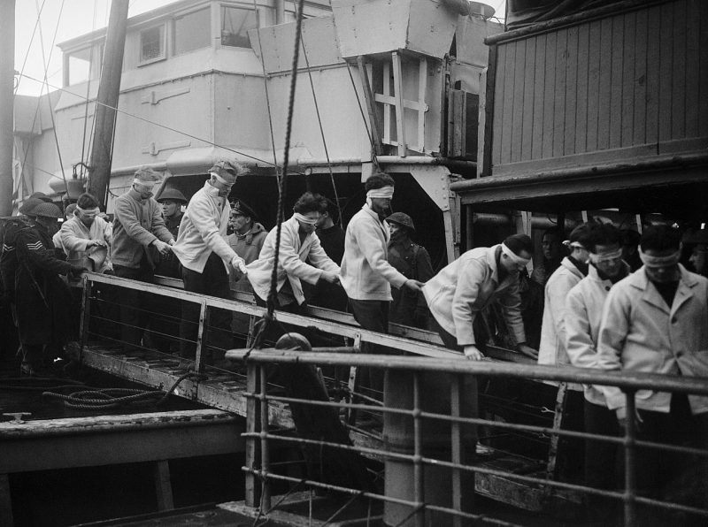 Спасшиеся моряки с «Шарнхорста» в Скапа-Флоу, 2 января 1944 г.