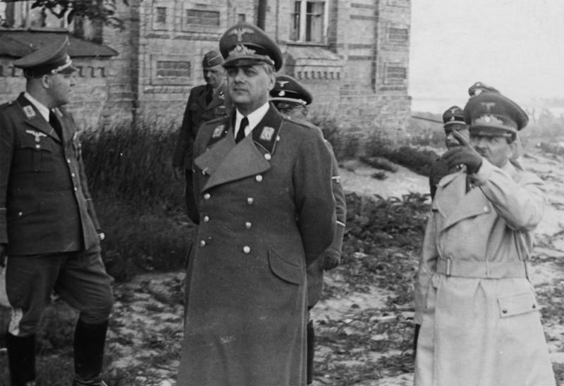 Эрих Кох (справа) и Альфред Розенберг (в центре) в Киеве.