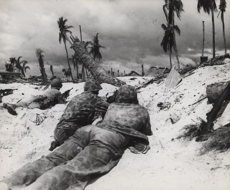 Американские морские пехотинцы «зажатые» на берегу.