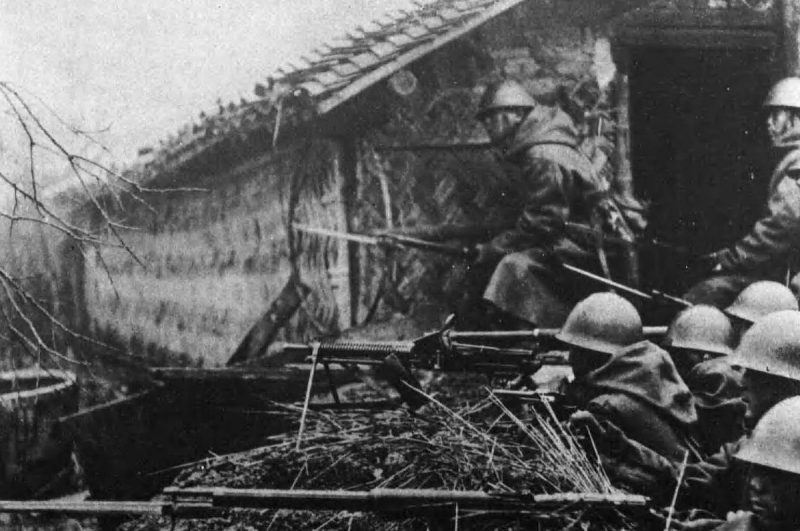 Японские войска в уличном бою в Шанхае. Февраль 1932 г.