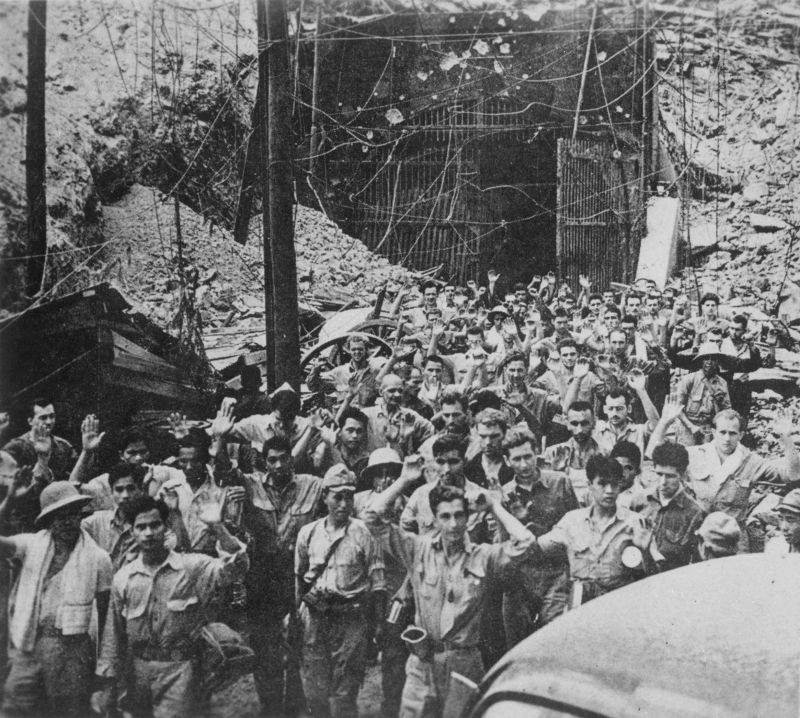 Американские солдаты сдаются японским войскам на острове Коррегидор. Май 1942 г.