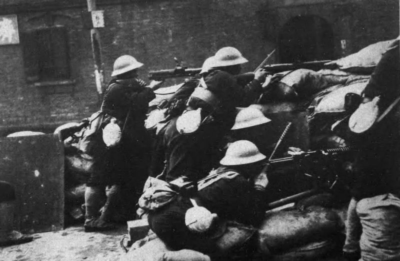 Японские войска в уличном бою в Шанхае. Февраль 1932 г.