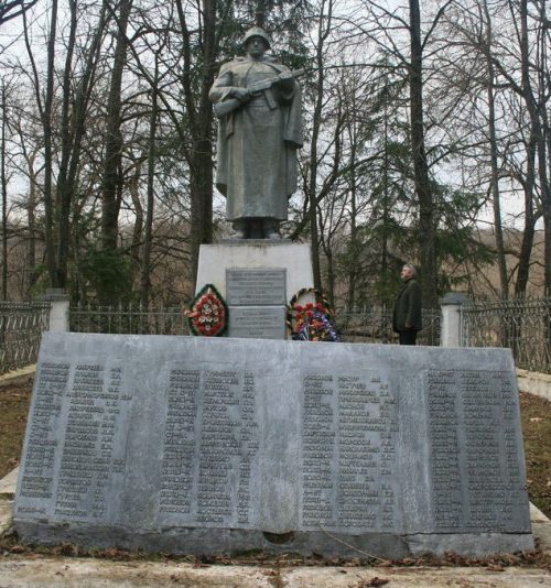 д. Мольково Кардымовского р-на. Памятник, установленный на братской могиле, в которой похоронено 832 советских воина.