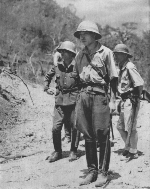 Принц Такамацу инспектирует остров Коррегидор через пять дней после капитуляции американцев. 11 мая 1942 г.