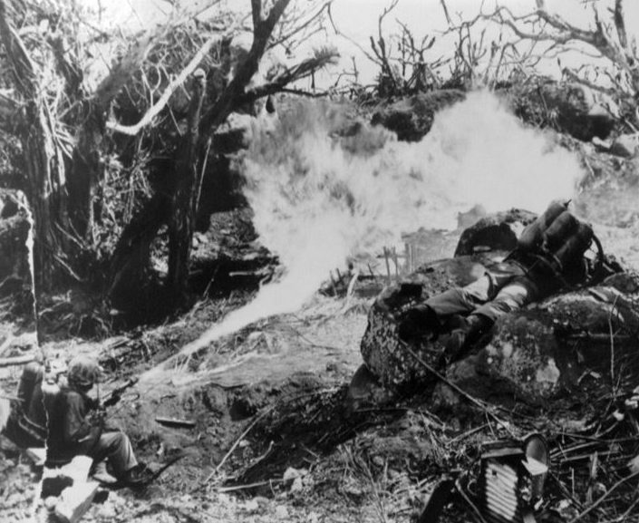Пехотинцы штурмуют японский ДОТ. 