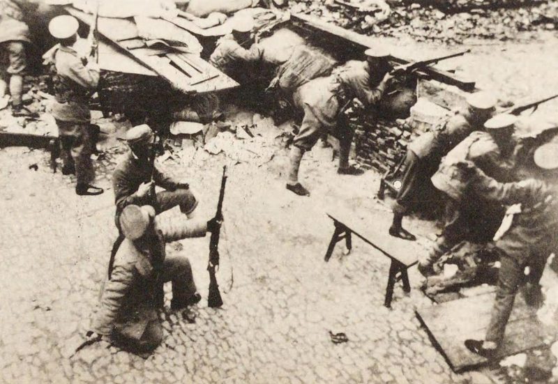 Китайские солдаты на баррикадах в Шанхае. Апрель 1932 г.