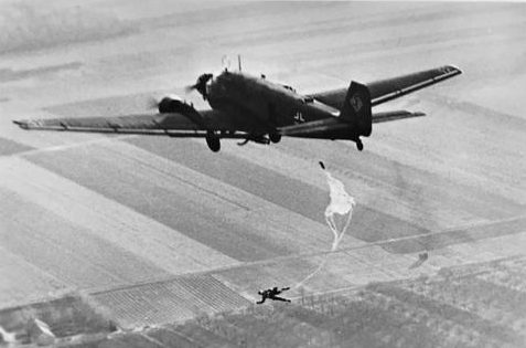 Самолет с десантниками на учениях. 1940 г. 
