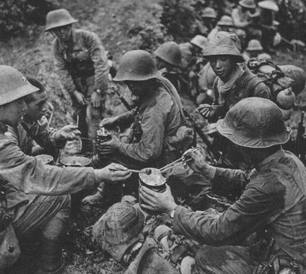 Японские солдаты за обедом. Китай, 1942 г.
