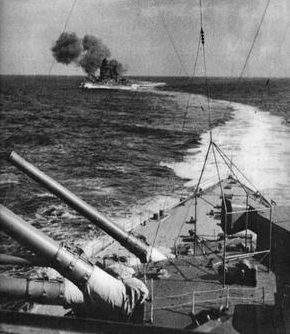 Линкоры «Кирисима» и «Хиеи» ведут огонь по эсминцу ВМС США «Edsall». Март 1942 г.