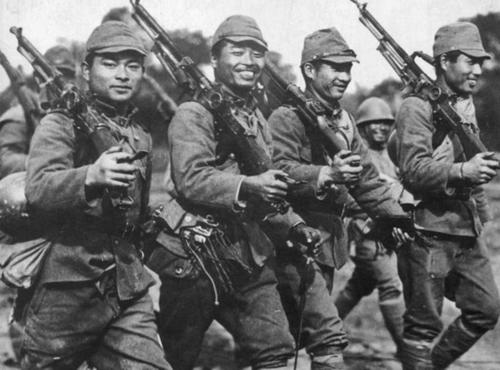 Японские солдаты на марше. Китай, 1942 г.