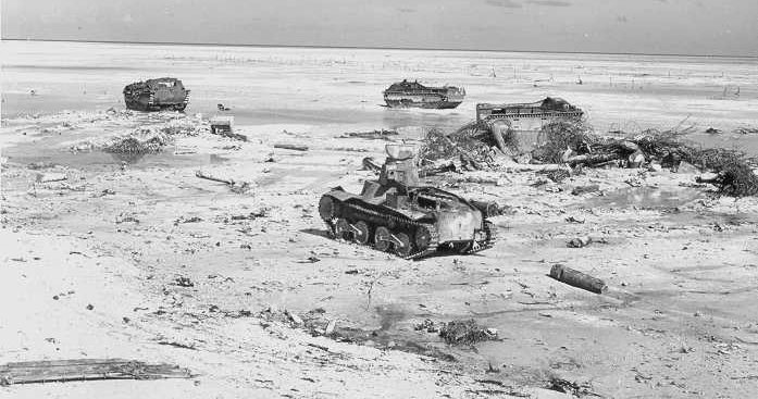 После битвы. Разбитые американские машины-амфибии LVT(A)5 и подбитый японский танк «Ха-Го».
