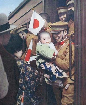 Японский солдат прощается с семьей перед отправкой на фронт в Маньчжурию. 1933 г. 