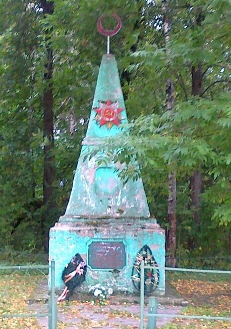 д. Гласково Демидовского р-на. Обелиск, установленный на братском захоронении советских воинов. 