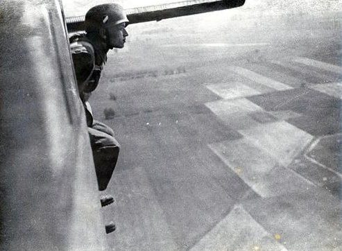 Немецкие парашютисты на учениях. 1940 г. 