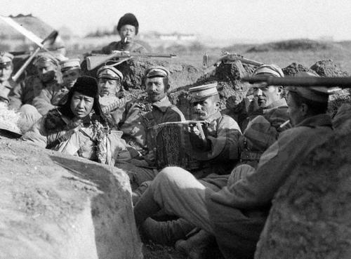 Русские наемники контролируемой японцами имперской армии Манчжуо-Го в траншее во время японского вторжения на Великую китайскую стену. 1933 г.