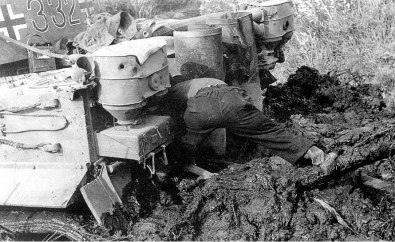 Испытание немецких «Тигров» 503-го тяжелого танкового батальона в окрестностях Знаменки после ремонта на Знаменском паровозном депо. Преодоление рва. Сентябрь 1943 г.