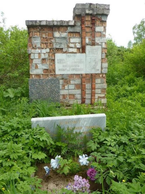 д. Городная Демидовского р-на. Памятник, установленный на братской могиле, в которой похоронено 169 мирных граждан, сожженных фашистами.