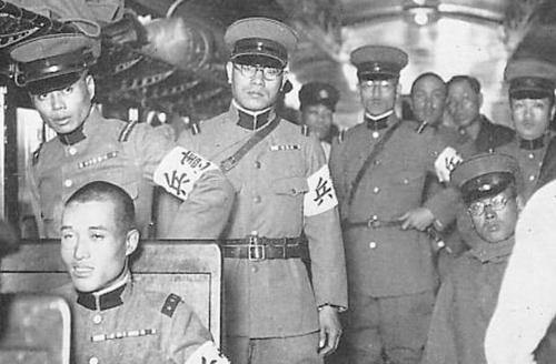 Офицеры Kempeitai (военной полиции) в пригородном поезде. Япония, 1935 г.