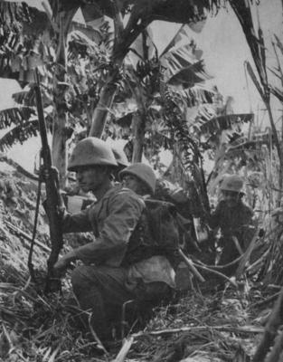 Японские морские пехотинцы в засаде. Кокода, июль 1942 г.